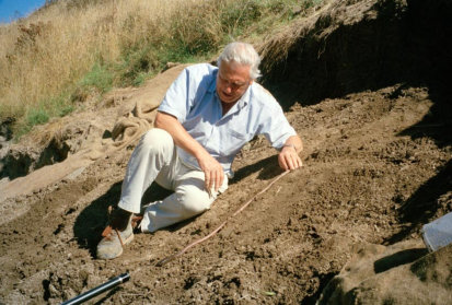 Sir David Attenborough gets up close and personal with a Giant Gippsland Earthworm